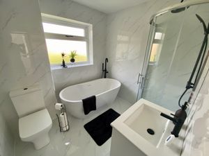 Family Bathroom/WC- click for photo gallery